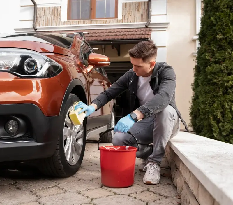 Lavage auto à domicile Sanvignes-les-Mines : professionnel intervenant sur un véhicule